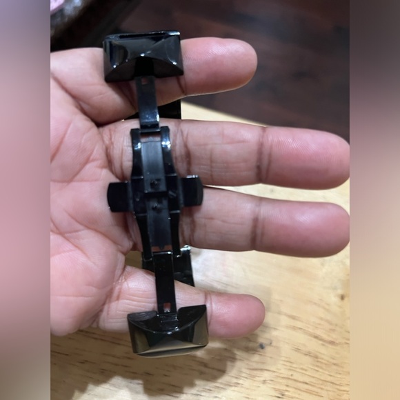 Vince Camuto Ladies Black Metal Pyramid-shaped Bracelet Watch VC/ 5027 Y121 - Picture 6 of 7